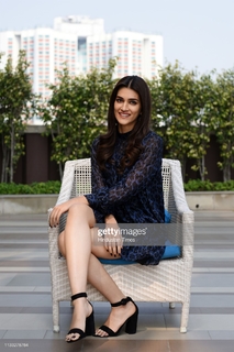 Kriti Sanon feet photo thumbnail