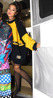 Ariana Grande feet photo thumbnail