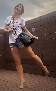 Andrea Legarreta feet photo thumbnail