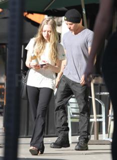 Amanda Seyfried feet photo thumbnail