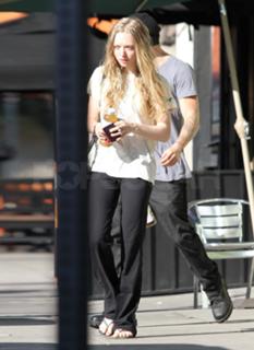 Amanda Seyfried feet photo thumbnail