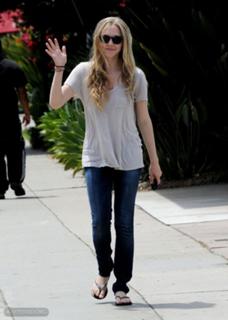 Amanda Seyfried feet photo thumbnail