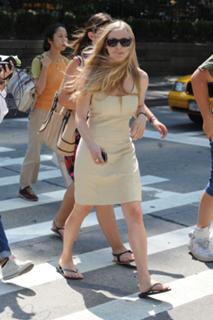 Amanda Seyfried feet photo thumbnail