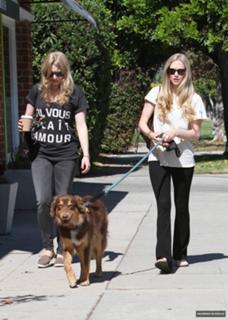 Amanda Seyfried feet photo thumbnail
