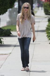 Amanda Seyfried feet photo thumbnail