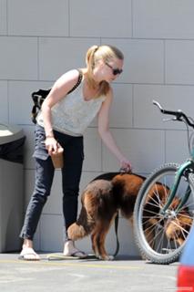 Amanda Seyfried feet photo thumbnail