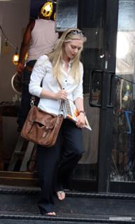 Amanda Seyfried feet photo thumbnail