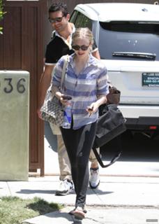 Amanda Seyfried feet photo thumbnail