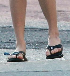 Amanda Seyfried feet photo thumbnail