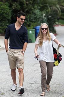 Amanda Seyfried feet photo thumbnail