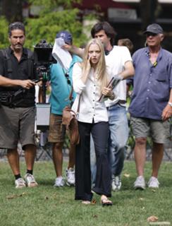 Amanda Seyfried feet photo thumbnail
