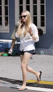 Amanda Seyfried feet photo thumbnail