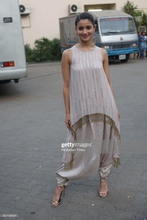 Alia Bhatt feet photo thumbnail