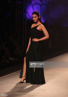 Alia Bhatt feet photo thumbnail