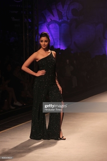 Alia Bhatt feet photo thumbnail
