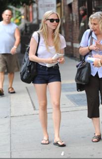 Amanda Seyfried feet photo thumbnail