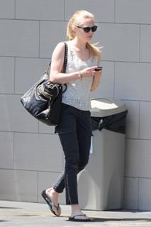 Amanda Seyfried feet photo thumbnail