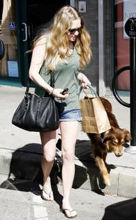 Amanda Seyfried feet photo thumbnail