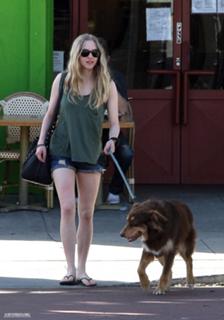 Amanda Seyfried feet photo thumbnail