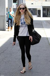 Amanda Seyfried feet photo thumbnail