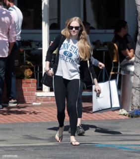 Amanda Seyfried feet photo thumbnail