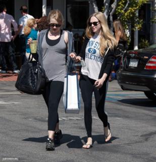 Amanda Seyfried feet photo thumbnail