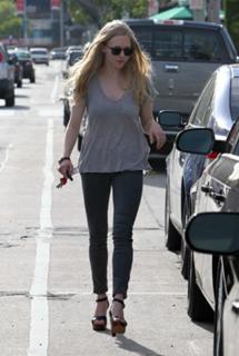 Amanda Seyfried feet photo thumbnail