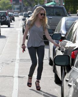 Amanda Seyfried feet photo thumbnail