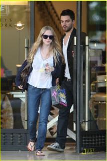 Amanda Seyfried feet photo thumbnail