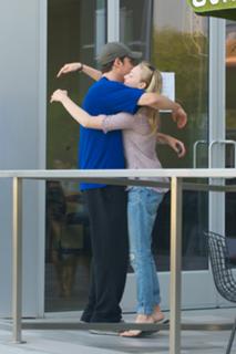 Amanda Seyfried feet photo thumbnail