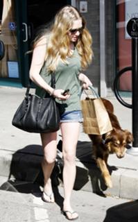 Amanda Seyfried feet photo thumbnail