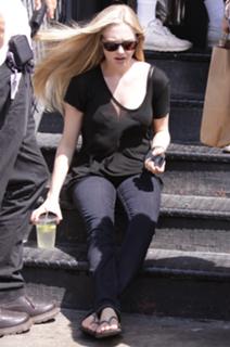 Amanda Seyfried feet photo thumbnail