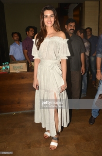 Kriti Sanon feet photo thumbnail