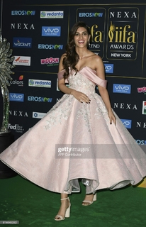 Kriti Sanon feet photo thumbnail