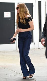 Amanda Seyfried feet photo thumbnail