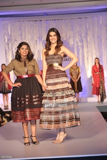 Kriti Sanon feet photo thumbnail
