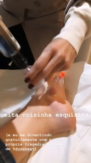 Kéfera Buchmann feet photo thumbnail