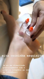 Kéfera Buchmann feet photo thumbnail