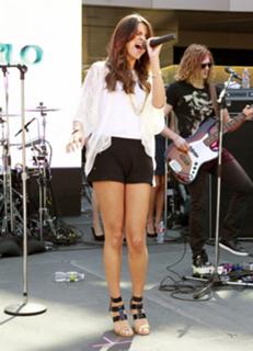 Selena Gomez feet photo thumbnail