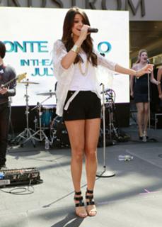 Selena Gomez feet photo thumbnail