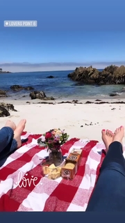 Tara Lipinski feet photo thumbnail