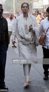 Sonam Kapoor feet photo thumbnail