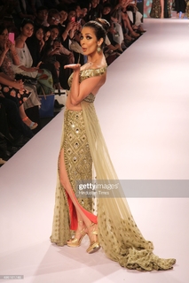 Malaika Arora feet photo thumbnail