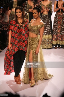 Malaika Arora feet photo thumbnail