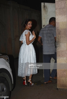 Malaika Arora feet photo thumbnail