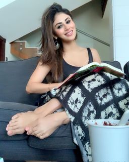 Mouni Roy feet photo thumbnail