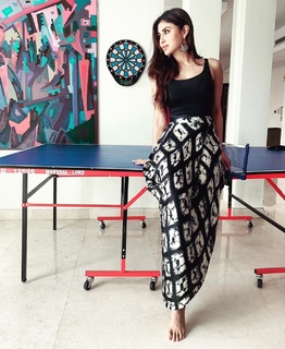 Mouni Roy feet photo thumbnail