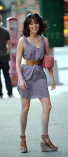 Elizabeth Banks feet photo thumbnail