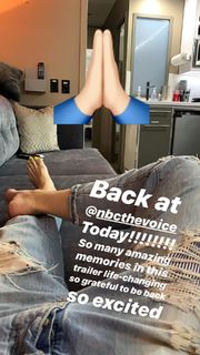 Gwen Stefani feet photo thumbnail
