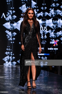 Sonakshi Sinha feet photo thumbnail